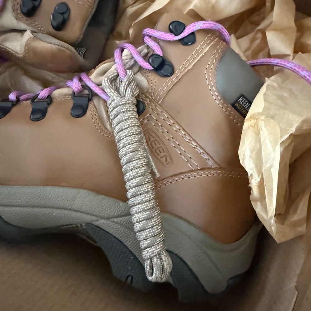 KEEN "Pyrenees" Never Worn NWT Hiking Boots - Picture 8 of 10